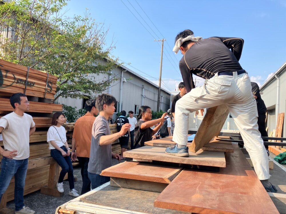 菱田工務店購入木材積み込み